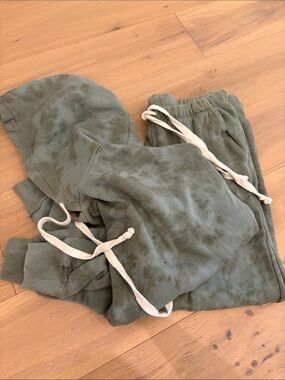 American Eagle Women’s Olive Green Drawstring Hoodie & Jogger Set